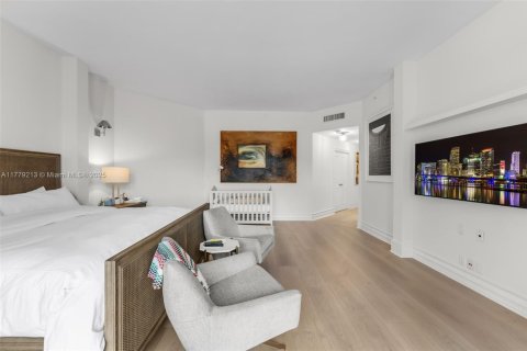 Condominio en alquiler en Coral Gables, Florida, 3 dormitorios, 274.99 m2 № 1699162 - foto 17