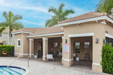 Townhouse in Homestead, Florida 3 bedrooms, 120.96 sq.m. № 2082156 - photo 20