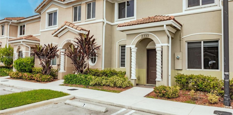 Townhouse in Homestead, Florida 3 bedrooms, 120.96 sq.m. № 2082156