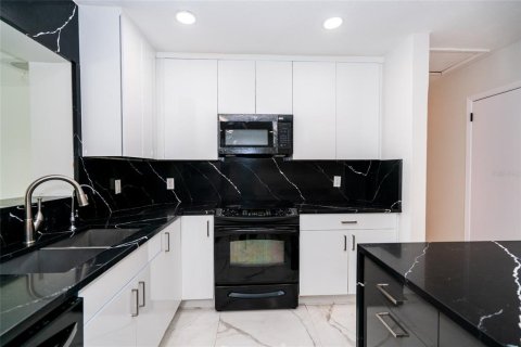 Villa ou maison à vendre à Tampa, Floride: 3 chambres, 162.11 m2 № 2156835 - photo 29