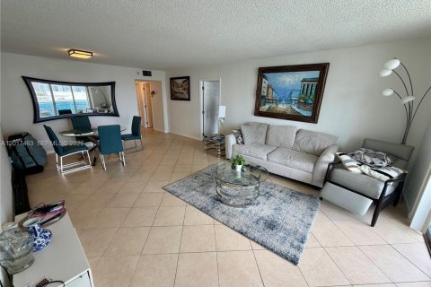 Condominio en venta en Hollywood, Florida, 1 dormitorio, 83.61 m2 № 2154013 - foto 2