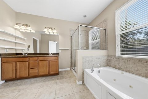 House in Winter Garden, Florida 3 bedrooms, 169.55 sq.m. № 2393865 - photo 11