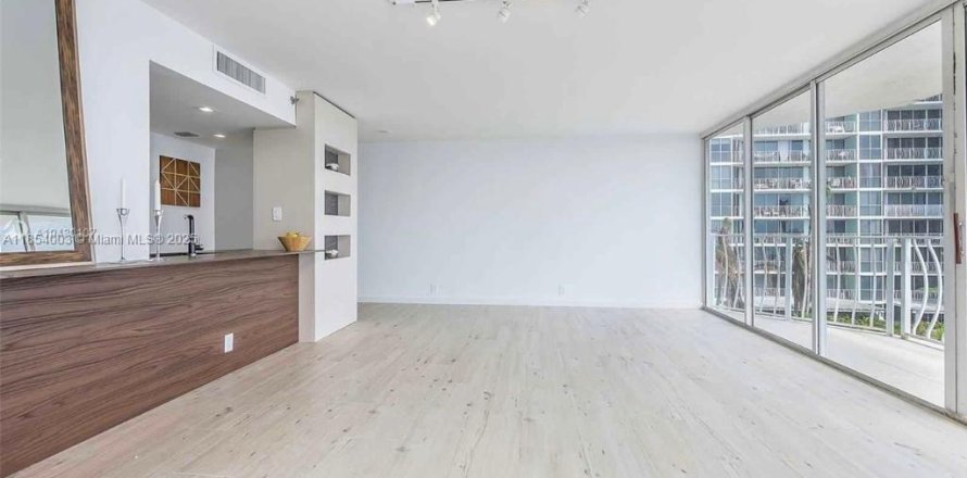 Condo à North Bay Village, Floride, 2 chambres  № 1871888