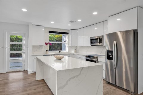 Casa en venta en Miami Shores, Florida, 4 dormitorios, 207.82 m2 № 1943982 - foto 1