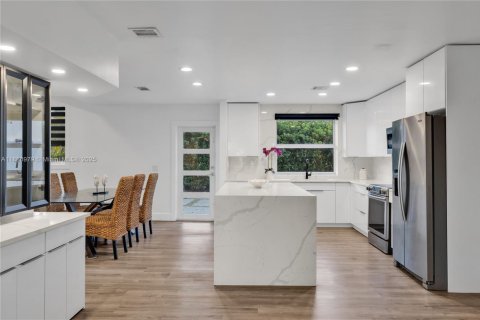 Casa en venta en Miami Shores, Florida, 4 dormitorios, 207.82 m2 № 1943982 - foto 13
