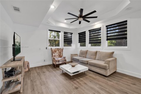 Casa en venta en Miami Shores, Florida, 4 dormitorios, 207.82 m2 № 1943982 - foto 9