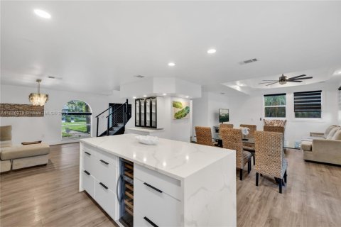 Casa en venta en Miami Shores, Florida, 4 dormitorios, 207.82 m2 № 1943982 - foto 17