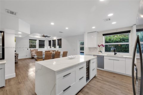 Casa en venta en Miami Shores, Florida, 4 dormitorios, 207.82 m2 № 1943982 - foto 16