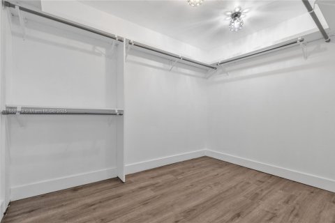 Casa en venta en Miami Shores, Florida, 4 dormitorios, 207.82 m2 № 1943982 - foto 8