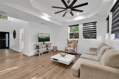 Casa en venta en Miami Shores, Florida, 4 dormitorios, 207.82 m2 № 1943982 - foto 3