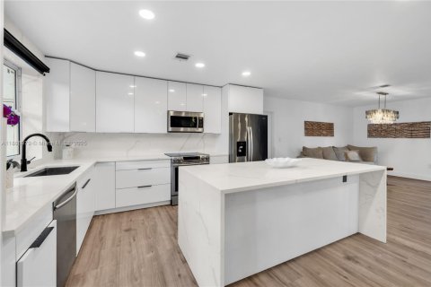Casa en venta en Miami Shores, Florida, 4 dormitorios, 207.82 m2 № 1943982 - foto 18