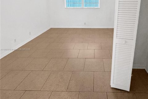 Condo in Margate, Florida, 1 bedroom  № 1949096 - photo 8