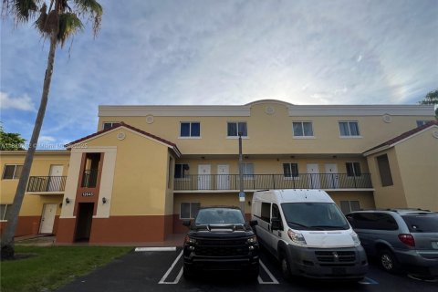 Condo in Miami, Florida, 2 bedrooms  № 1828314 - photo 1