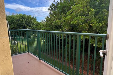 Condo in Miami, Florida, 2 bedrooms  № 1828314 - photo 11