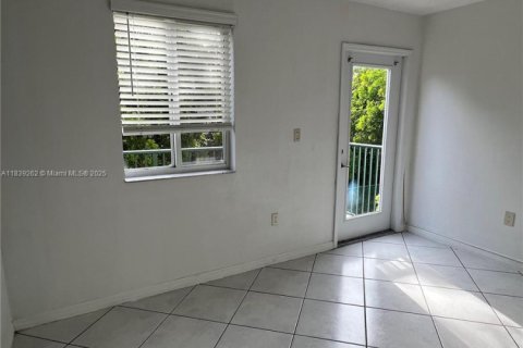 Condo in Miami, Florida, 2 bedrooms  № 1828314 - photo 10