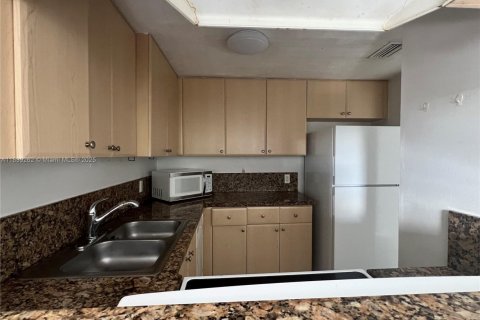 Condo in Miami, Florida, 2 bedrooms  № 1828314 - photo 12