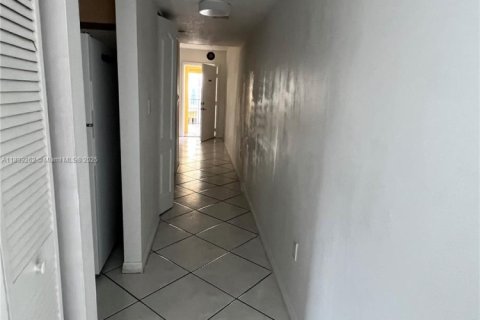 Condo in Miami, Florida, 2 bedrooms  № 1828314 - photo 8