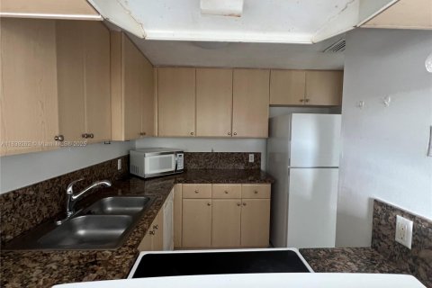 Condo in Miami, Florida, 2 bedrooms  № 1828314 - photo 14