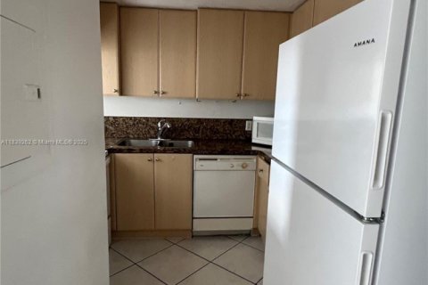Condo in Miami, Florida, 2 bedrooms  № 1828314 - photo 7