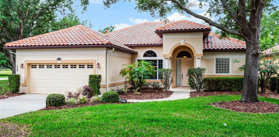 House in Howey-in-the-Hills, Florida 3 bedrooms, 195.75 sq.m. № 1721975