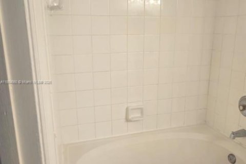 Снять в аренду кондоминиум в Пемброк-Пайнс, Флорида 2 спальни, 104.98м2, № 1871902 - фото 27