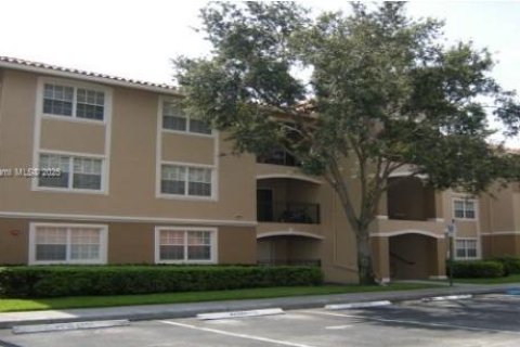 Снять в аренду кондоминиум в Пемброк-Пайнс, Флорида 2 спальни, 104.98м2, № 1871902 - фото 3