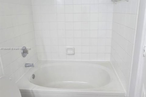 Снять в аренду кондоминиум в Пемброк-Пайнс, Флорида 2 спальни, 104.98м2, № 1871902 - фото 18