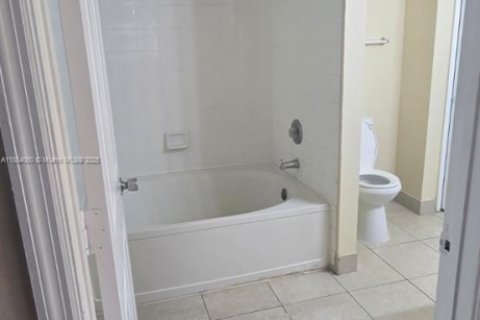 Снять в аренду кондоминиум в Пемброк-Пайнс, Флорида 2 спальни, 104.98м2, № 1871902 - фото 7