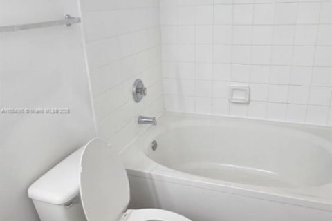 Снять в аренду кондоминиум в Пемброк-Пайнс, Флорида 2 спальни, 104.98м2, № 1871902 - фото 5