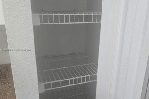 Снять в аренду кондоминиум в Пемброк-Пайнс, Флорида 2 спальни, 104.98м2, № 1871902 - фото 28