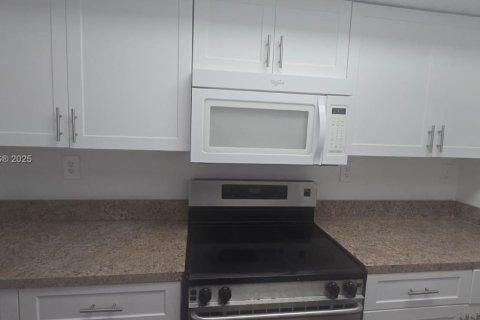 Снять в аренду кондоминиум в Пемброк-Пайнс, Флорида 2 спальни, 104.98м2, № 1871902 - фото 8