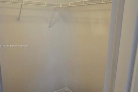 Снять в аренду кондоминиум в Пемброк-Пайнс, Флорида 2 спальни, 104.98м2, № 1871902 - фото 17