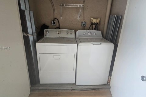 Снять в аренду кондоминиум в Пемброк-Пайнс, Флорида 2 спальни, 104.98м2, № 1871902 - фото 22