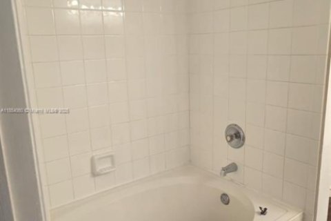 Снять в аренду кондоминиум в Пемброк-Пайнс, Флорида 2 спальни, 104.98м2, № 1871902 - фото 29