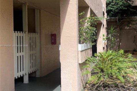 Condo in Plantation, Florida, 2 bedrooms  № 2069471 - photo 4
