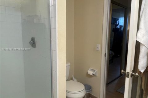 Condo in Plantation, Florida, 2 bedrooms  № 2069471 - photo 25
