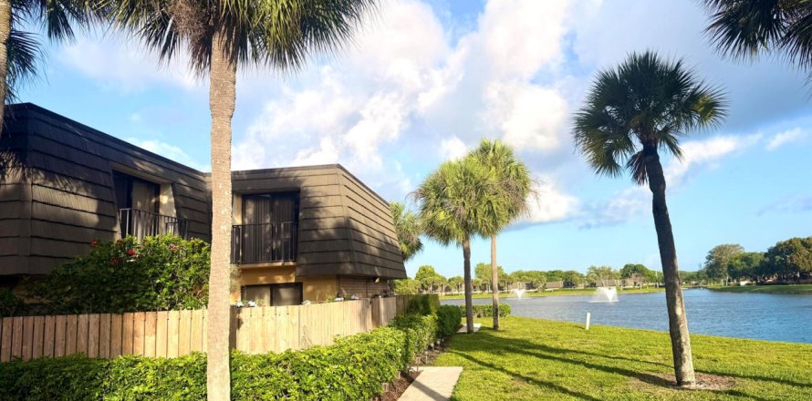 Townhouse in West Palm Beach, Florida 2 bedrooms, 114.83 sq.m. № 2186511