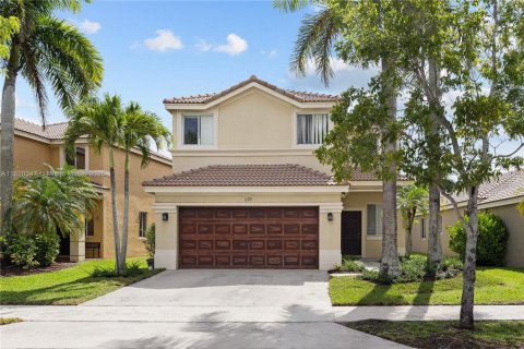 House in Weston, Florida 5 bedrooms, 234.67 sq.m. № 1784168 - photo 1