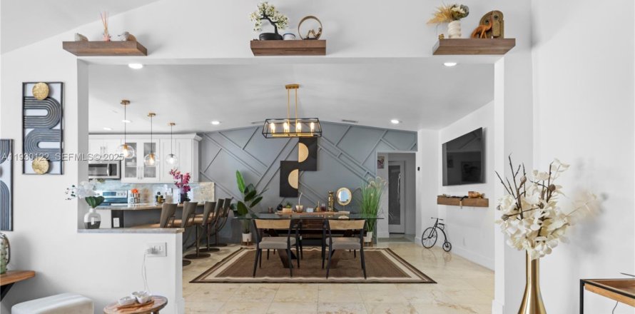 Дом в Маргит, Флорида 3 спальни № 1989170