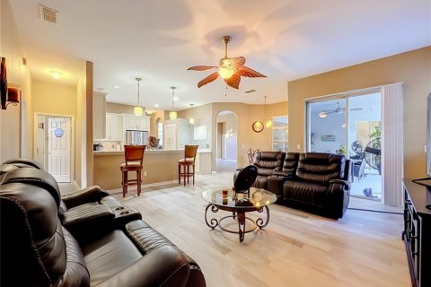 House in Winter Springs, Florida 4 bedrooms, 235.32 sq.m. № 2421786 - photo 14