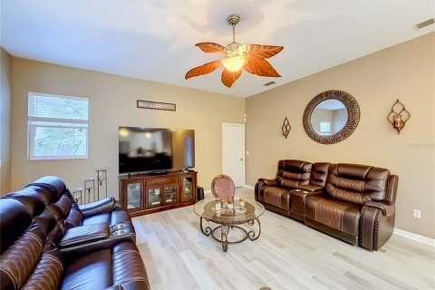 House in Winter Springs, Florida 4 bedrooms, 235.32 sq.m. № 2421786 - photo 13