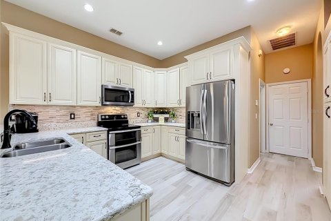 House in Winter Springs, Florida 4 bedrooms, 235.32 sq.m. № 2421786 - photo 4