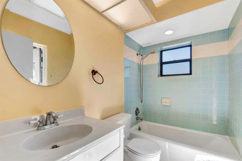 House in Sarasota, Florida 3 bedrooms, 152.36 sq.m. № 2150877 - photo 22