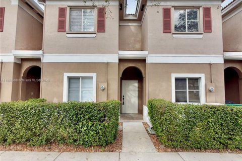 Купить таунхаус в Тамарак, Флорида 3 спальни, 141.95м2, № 1966070 - фото 1