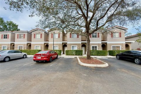 Купить таунхаус в Тамарак, Флорида 3 спальни, 141.95м2, № 1966070 - фото 2