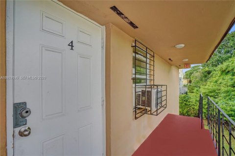 Commercial property in Miami, Florida 339.84 sq.m. № 2041877 - photo 4