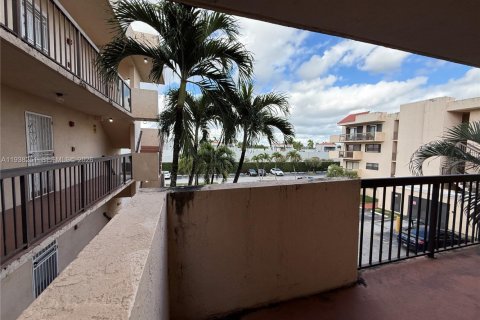 Condo in Miami, Florida, 2 bedrooms  № 1995967 - photo 12