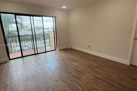 Condo in Miami, Florida, 2 bedrooms  № 1995967 - photo 5