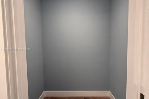 Condo in Miami, Florida, 2 bedrooms  № 1995967 - photo 7