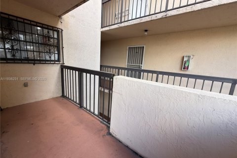 Condo in Miami, Florida, 2 bedrooms  № 1995967 - photo 13